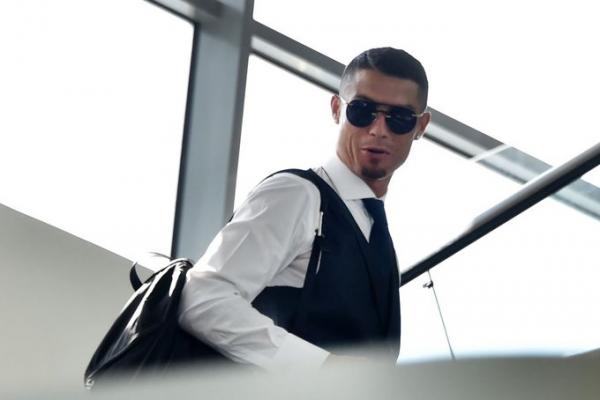 Image Cristiano Ronaldo เดินทางไปแมนเชสเตอร์เพื่อพูดคุยในอนาคต